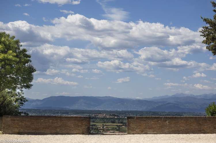 Utsikt fra gate i San Miniato (3,5 km) Gatebilde fra San Miniato med utsikt utover landskapet i Toscana.