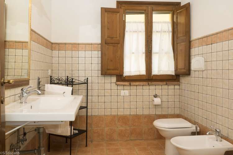 Occhio Bello har to bad. Bilde fra bad i ferieleiligheten Occhio Bello. Bidet, vindu og stilige fliser på vegger og golv.