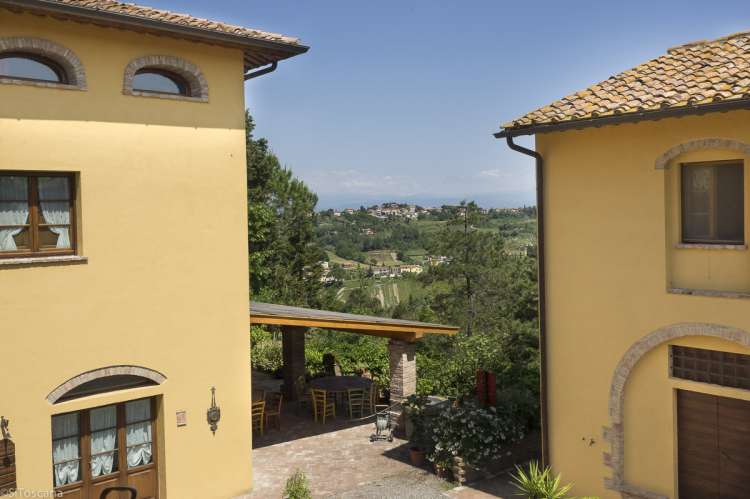Vingården ligger på en høyde. Utsikt til byen San Miniato (3,5 km) fra leiligheten Lucciola. Uteserveringen nede. Vingården ligger på en høyde. Bildet viser utsikten til landskapet i Toscana og den lille byen San Miniato.
