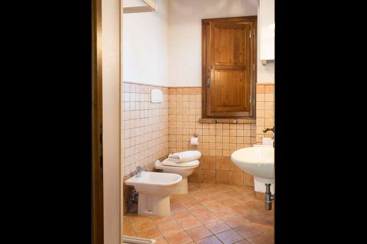 Lucciola har to bad. Foto av badet i ferieleiligheten Lucciola. Her er bidet og myke håndklær.