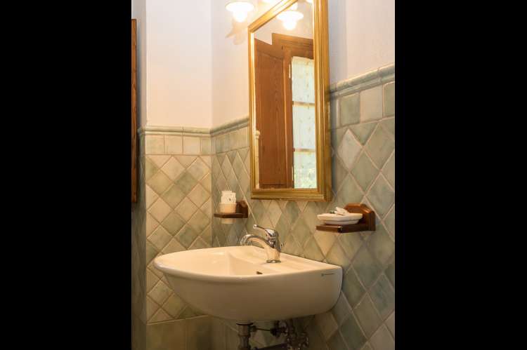 La Bella Lavanderina har to bad. Bilde av vask og fliser på badet i ferieleiligheten La La Bella Lavanderina.