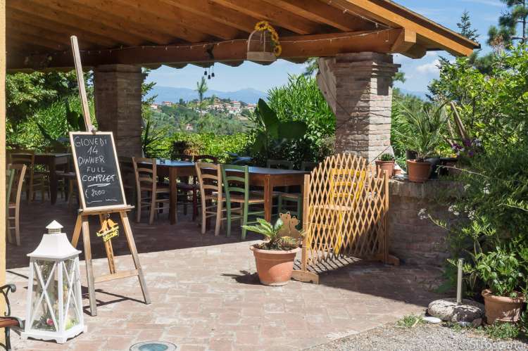 Uteserveringen til restauranten. Du kan også bestille kokke hjem og matkurs i leiligheten der du bor. Foto fra uteplassen som er spesielt fin for foreldre med barn med leker og spill.