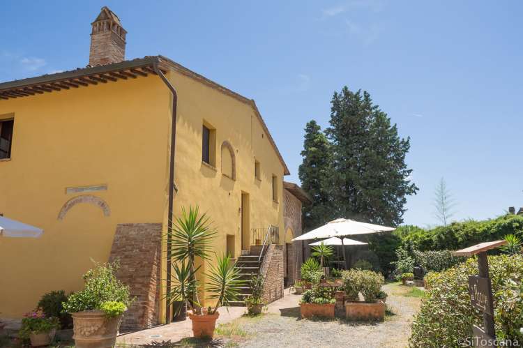 Uteplassen til Domani è Festa. I bakgrunnen er Tre Civette. Bildet viser uteplassene til ferieleilighetene Domani e Festa og Tre Civette.