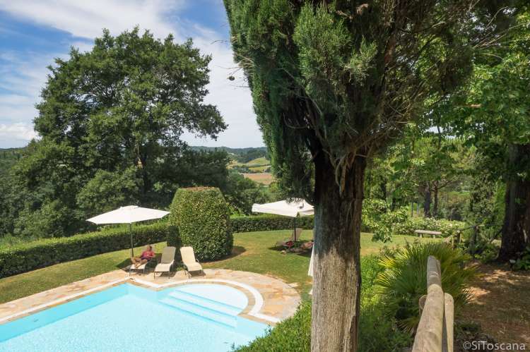 Det er vakkert på Collina! Foto fra plassen utenfor husene der man ser man ned til svømmebassenget.