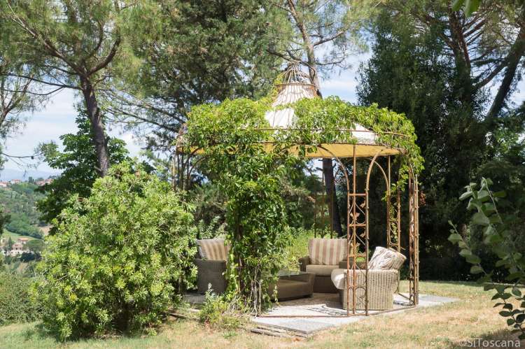Uteplass ovenfor bassenget. Ved bassenget er det satt opp en 'gazebo' som er en vakker uteplass med tak og utsikt utover landskapet i Toscana. Foto.