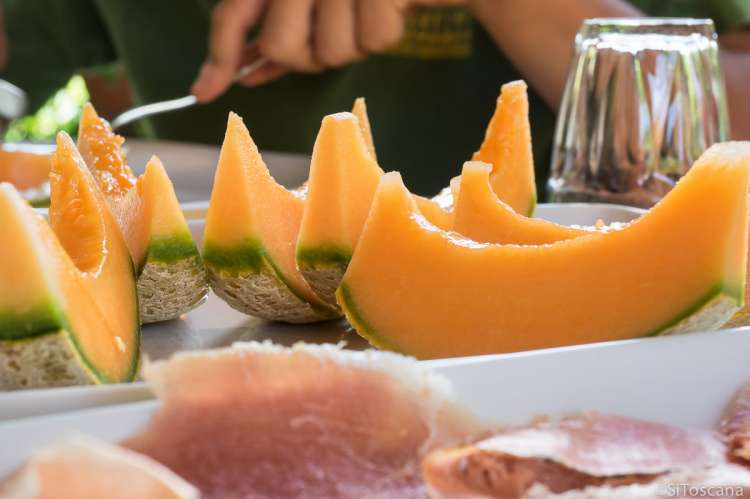 Honningmelon er aller best i juni og begynnelsen av juli. Foto. Honningmelon på vingård med ferieleiligheter i Toscana.