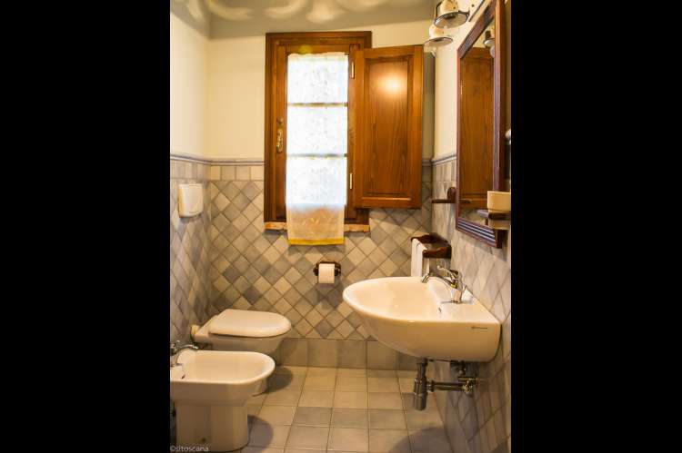 Cavallino har ett bad. Foto av badet i ferieleiligheten Cavallino på vingården Collina.