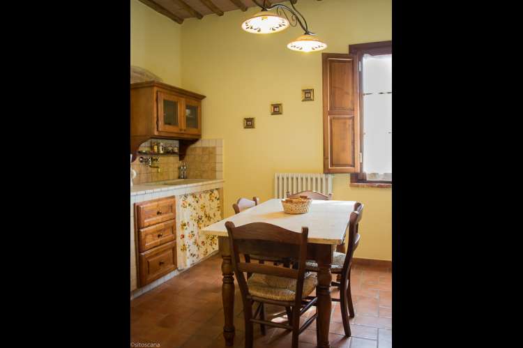 La Bella Lavanderina har kjøkken med spisebord. Foto av oppholdsrommet i leiligheten La Bella Lavanderina. Høy standard på kjøkken og møbler.