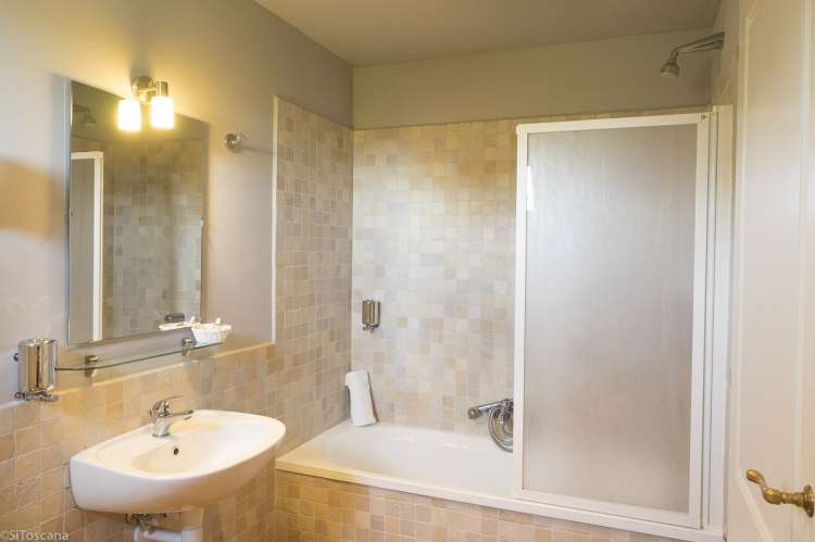 Bilde fra badet i ferieleiligheten Pinot Grigio på vingården. Badekar.