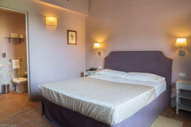 Bilde fra kjøkkenet med spisebord og sofa i ferieleiligheten Merlot på vingården Aldobrando.