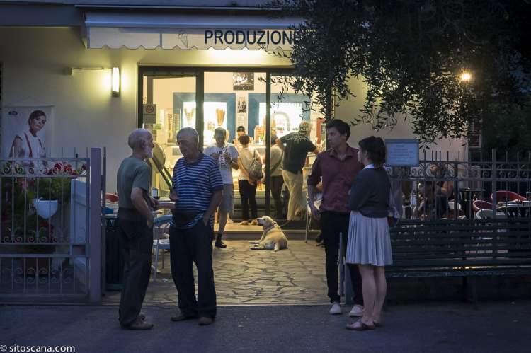 Bildet viser isbar i sentrum av landsbyen Calci ved Villa Noce nært Pisa.