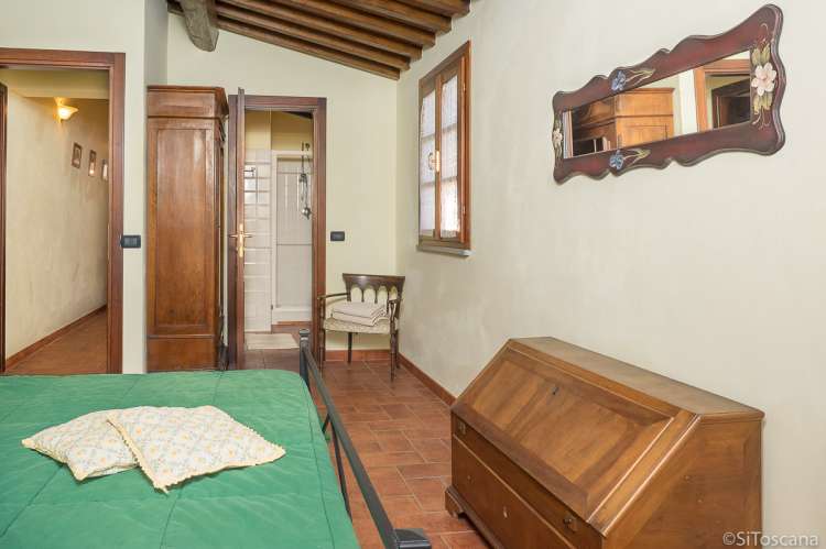 Bildet viser dobbeltseng i feriehuset Villa Noce med privat basseng i Toscana.