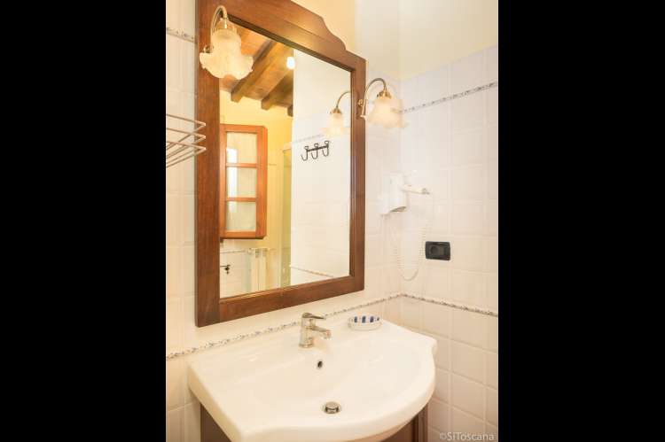 Bildet viser baderom i feriehuset Villa Noce ved Pisa.