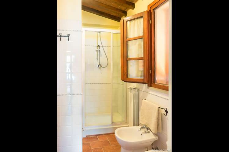 Bildet viser baderom med bidet i ferieboligen Villa Noce ved Pisa.