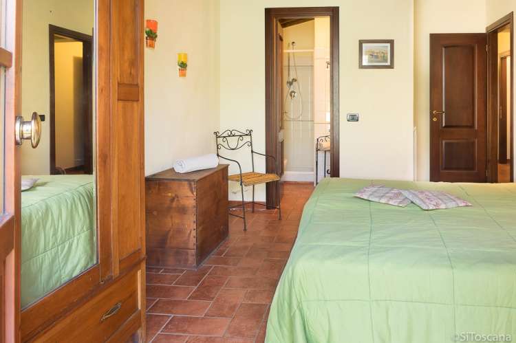 Bildet viser klesskap i ferieboligen Villa Noce ved Pisa.