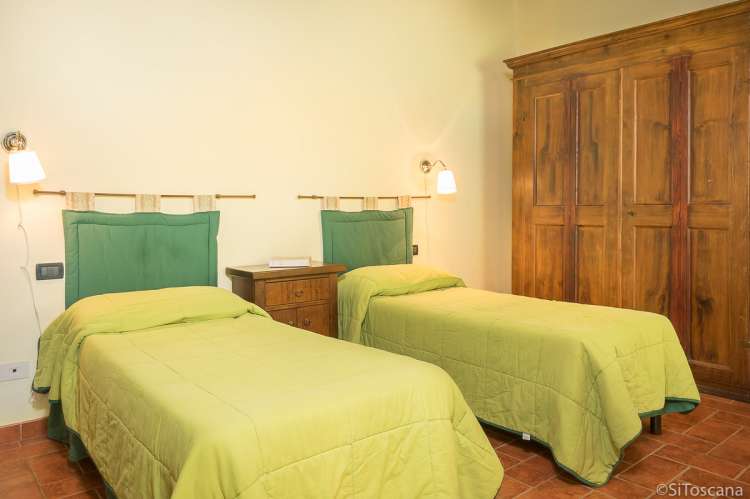 Bildet viser soverom med to enkeltsenger i ferieboligen Villa Noce i Italia.