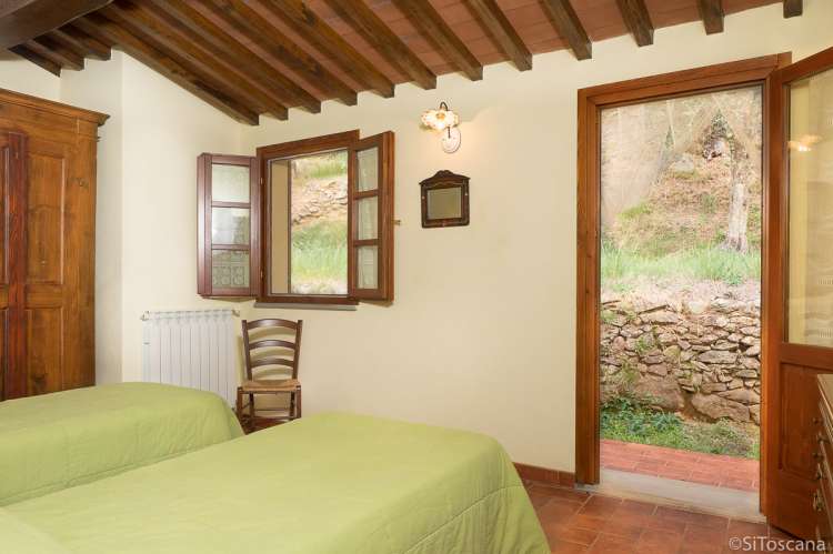 Bildet viser soverom med to enkeltsenger i feriehuset Villa Noce ved Pisa.