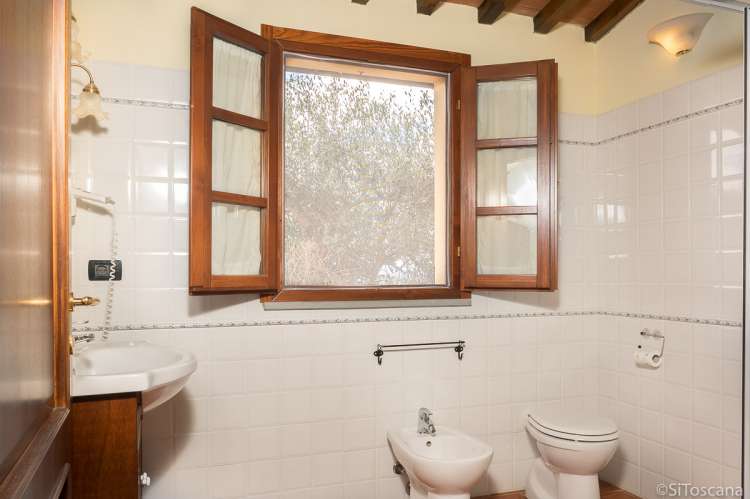 Bildet viser baderom i ferieboligen Villa Noce med privat basseng i Italia.