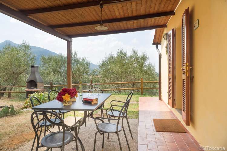Bildet viser terrassen til feriehuset Villa Noce like utenfor Pisa.