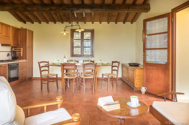 Bildet viser kjøkken med spisebord i ferieboligen Villa Noce i Toscana.