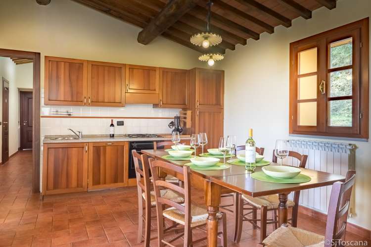 Bildet viser kjøkken med spisebord i ferieboligen Villa Noce like utenfor Pisa.