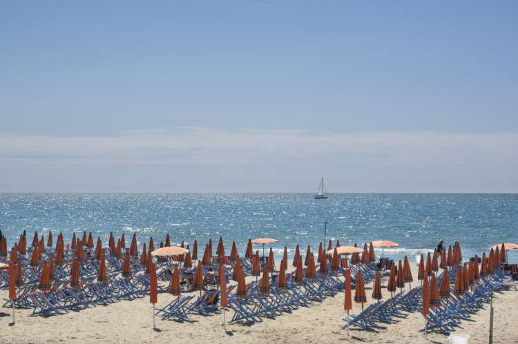 Bildet viser nærmeste strand til Buganvilla i Tirrenia.