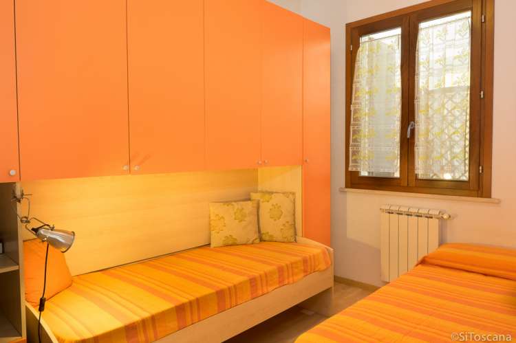 Bildet viser to enkeltsenger i ferieleiligheten Marco i Buganvilla ved havet.