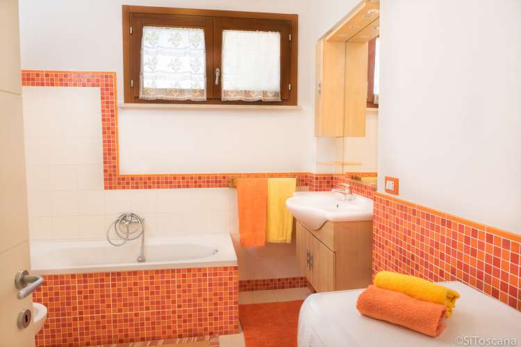 Bildet viser baderommet med badekar i ferieleiligheten Marco i Buganvilla ved havet.