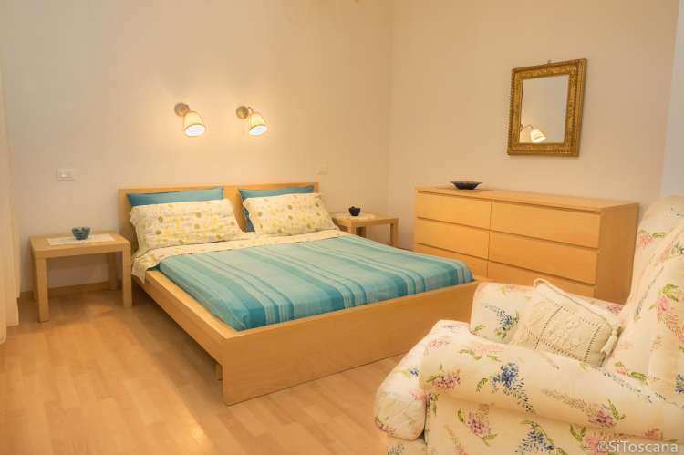 Bildet viser dobbeltsengen i ferieleiligheten Marco i Buganvilla ved havet.