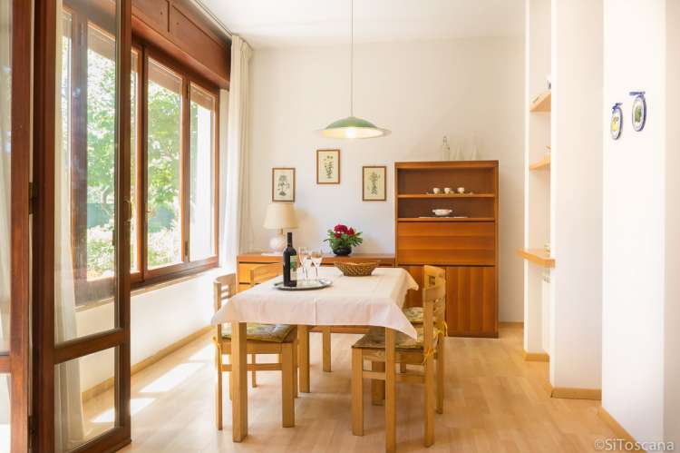 Bildet viser spiseborddet på kjøkkenet i ferieleiligheten Marco i Buganvilla ved havet.