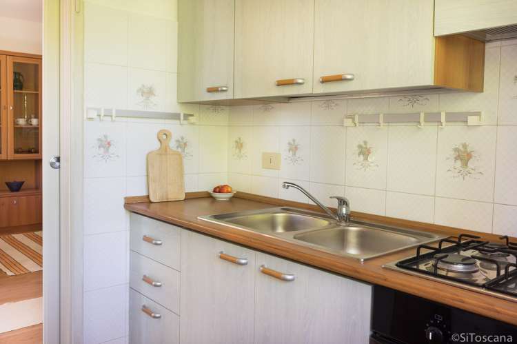 Bildet viser kjøkkenet i ferieleiligheten Lorenzo ved havet i Tirrenia.