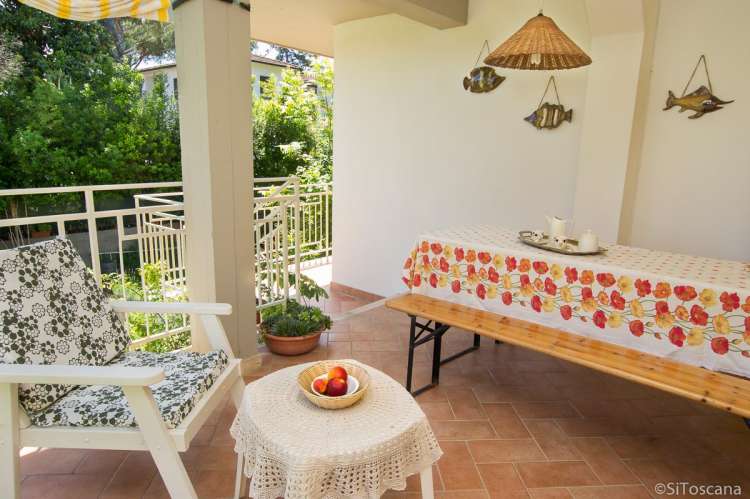 Bildet viser terrrassen til ferieleiligheten Lorenzo ved havet i Tirrenia.