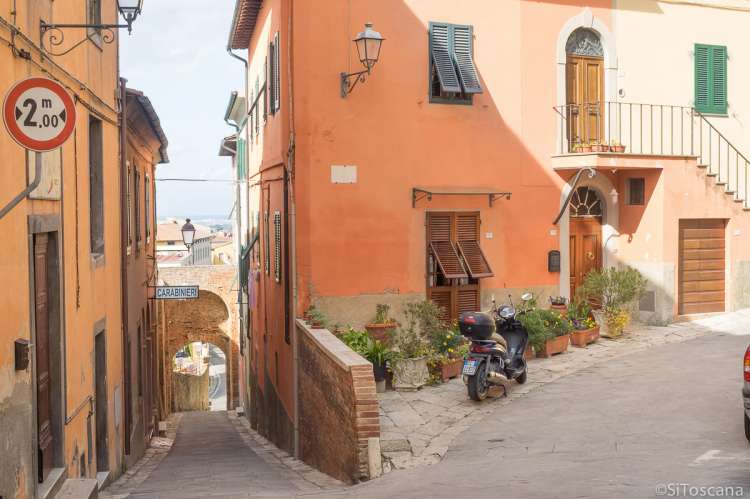 Bildet viser utsikt ned mot trang gate i middelalderby i Toscana. 