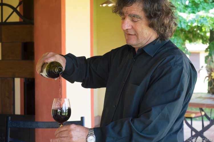 Bildet viser verten Fabio som skjenker vin for vinsmaking. På feriebostedet La Pergola i Toscana. 