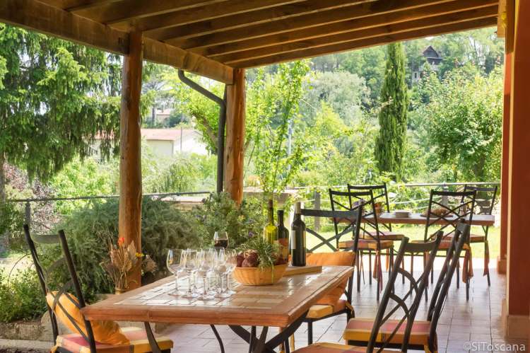 Bildet viser terrassen til ferieleiligheten Mela. På feriebostedet La Pergola ved Pisa i Italia.