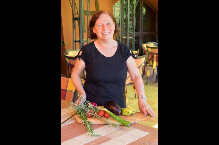 Bildet viser vertinnen Tatiana med et fat med grønnsaker som skal brukes på matkurs. På feriebostedet La Pergola i Toscana. 
