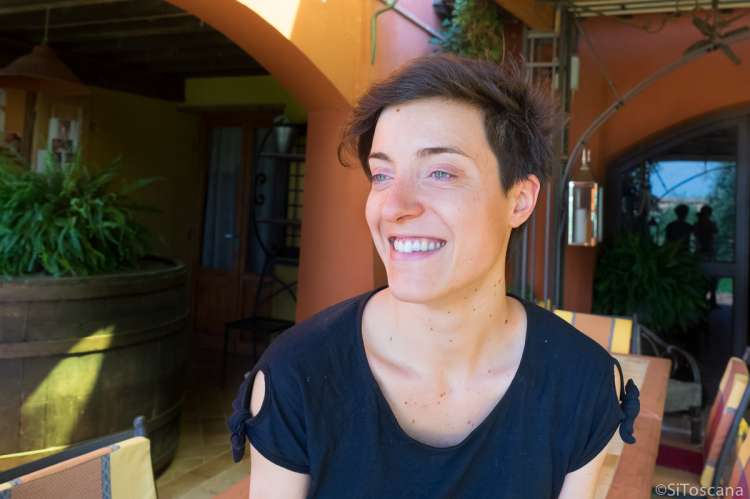 Bildet viser Serena som er en av vertskapet og utdannet sommelier/vinkelner. På feriebostedet La Pergola i Toscana. 