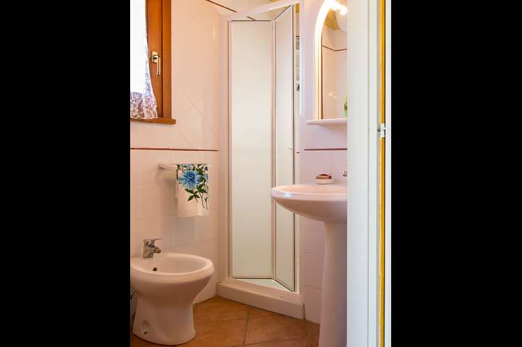 Bildet viser badet med servant, dusj og bidet i ferieleiligheten Ciliegia. På feriebostedet La Pergola ved Pisa i Toscana.