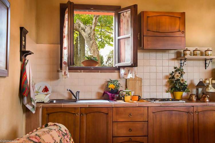 Bildet viser kjøkkenet i ferieleiligheten Fragola på La Pergola, ved Pisa i Toscana.