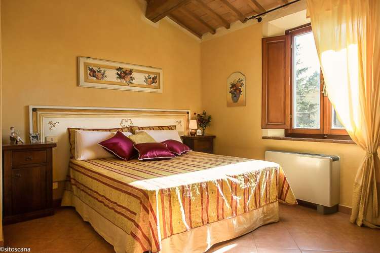 Bildet viser dobbeltseng i ferieleiligheten Ciliegia. På feriebostedet La Pergola ved middelalderlandsby i Toscana.