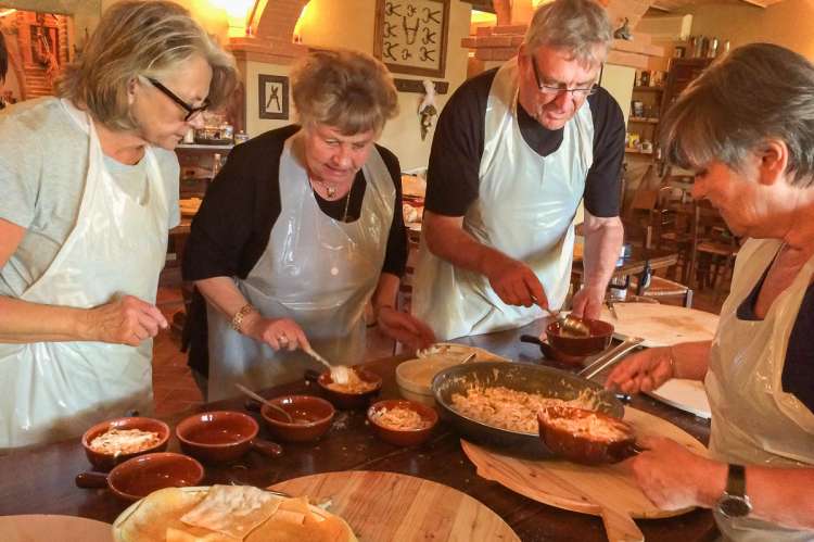 Bildet viser deltagere på matkurs. På feriebostedet La Pergola, ved Pisa i Toscana.