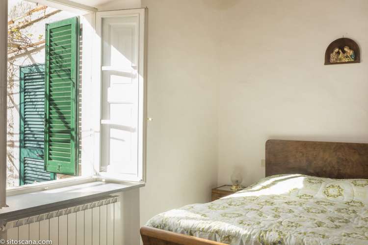 Soverom med vindu mot terrassen i ferieboligen Terrazza. Foto.