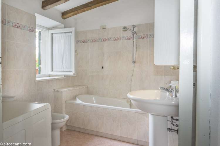 Ett av de tre badene i ferieboligen har badekar. Foto.