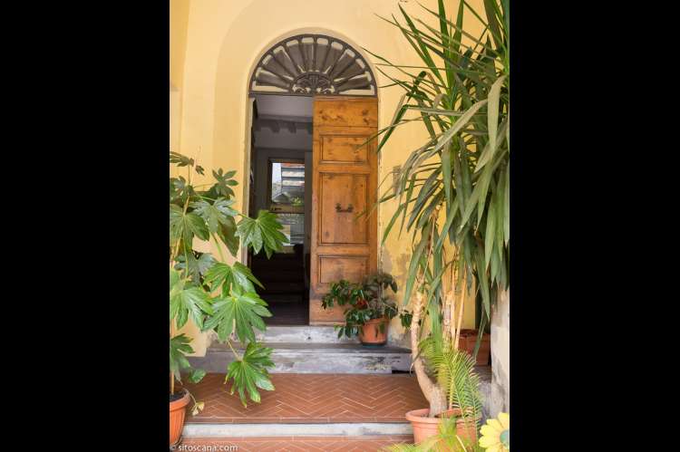 Bildse av det buede inngangspartiet til ferieboligen Terrazza, nært Pisa og kysten i Toscana.