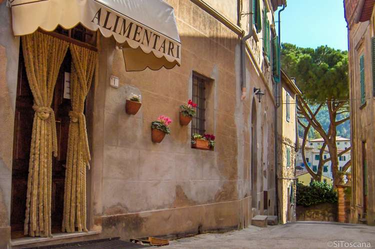 Landsbygate med alimentari Bottega di Montemagno. Italiensk mat og delikatesser direkte fra kokken Stefania. Foto.