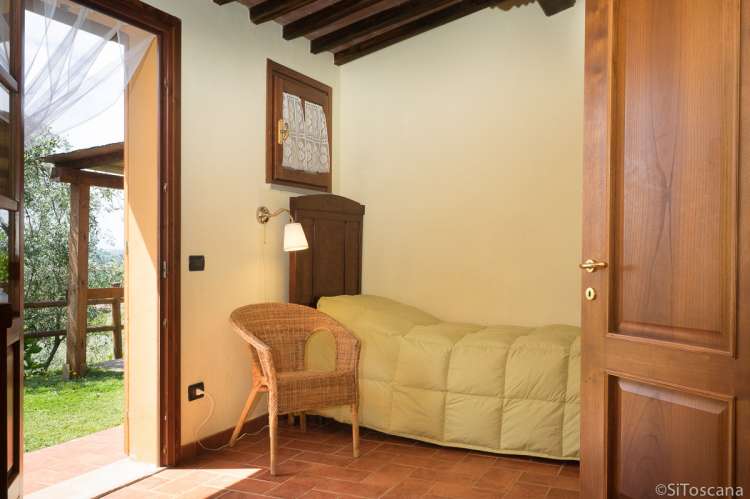 Bildet viser et soverom med to enkeltsenger i feriehuset Villa Verde ved Pisa.