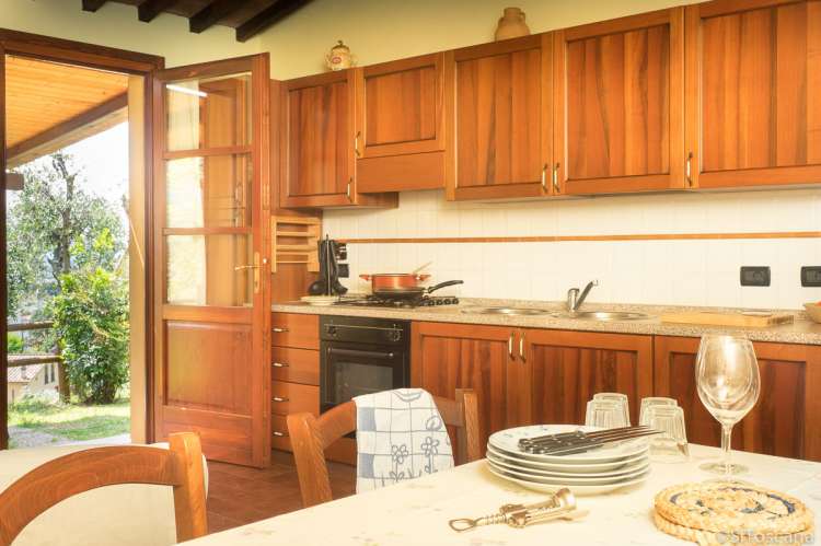 Bildet viser spisebord og kjøkken i feriehuset Villa Verde.