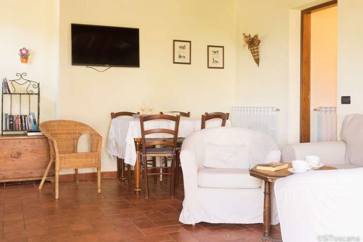 Bildet viser sofa, kjøkken og spisebord i feriehuset Villa Verde.