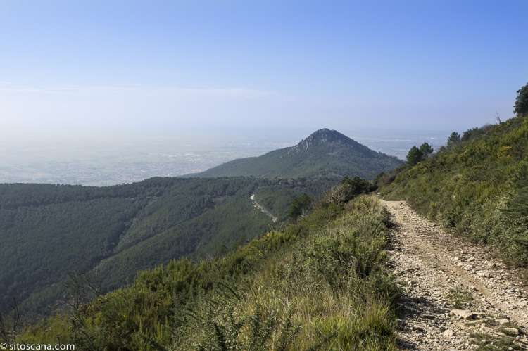 Bildet viser fjell og turstier ved feriehuset Villa Vista i Italia.