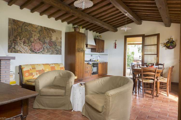 Bildet viser stue og kjøkken i feriehuset Villa Vista nært Pisa.